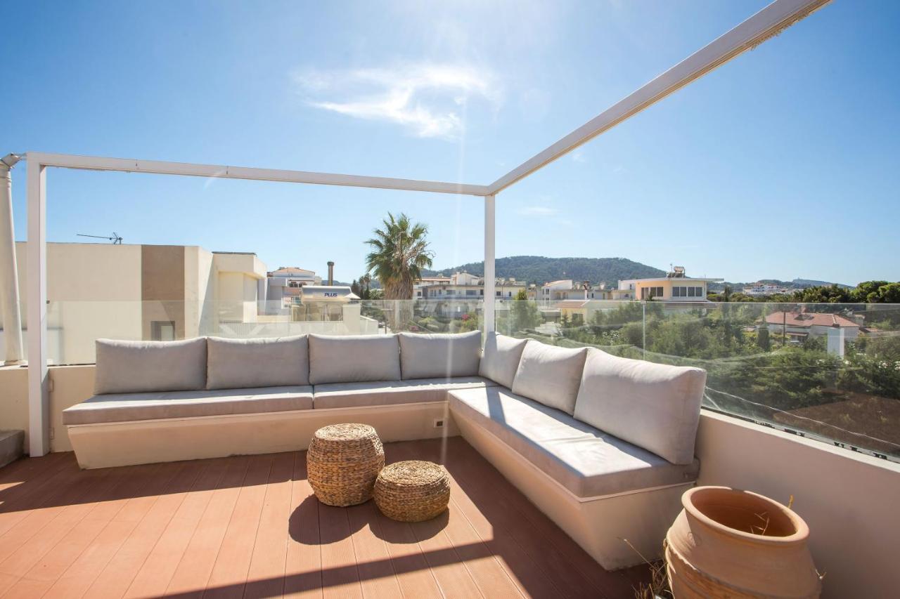 Laila Villa *